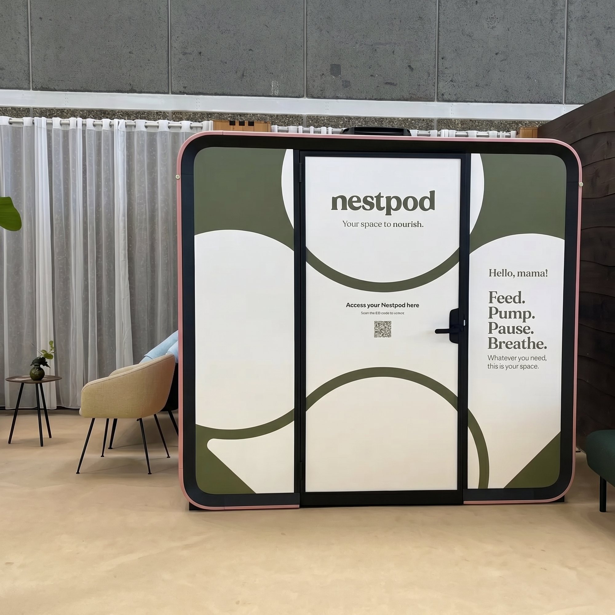 Een Nestpod-kolfpod in olijfgroen en blush, met de woorden Feed. Pump. Pause. Breathe.