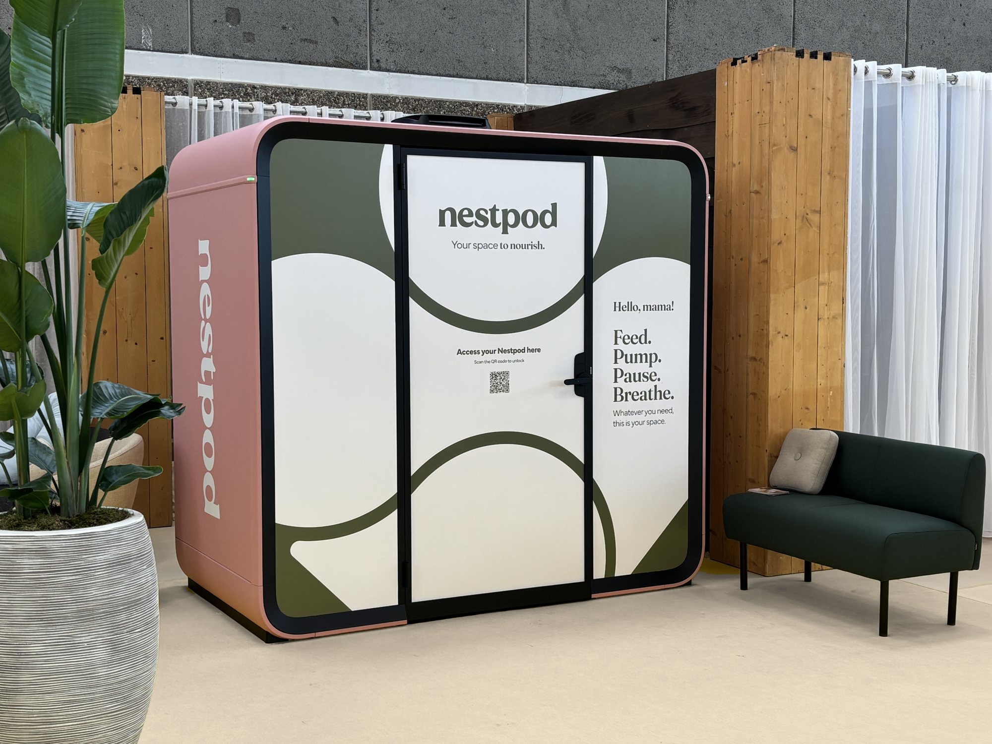 Een Nestpod met een plant en een loungebank